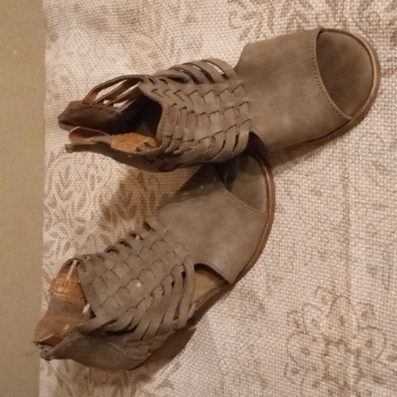 Shoes - Picture 3 of 3